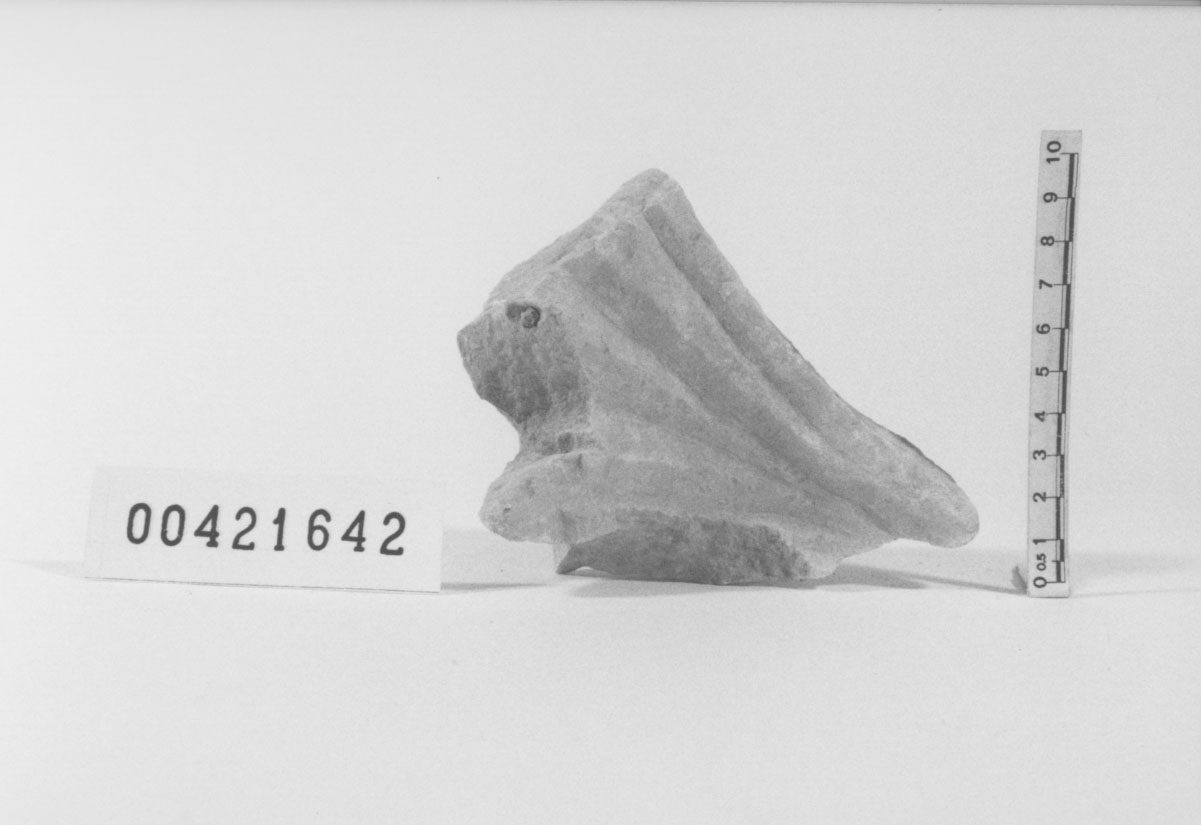 Capitello/ frammento (Seconda metÍ II d.C, III d.C, IV d.C)