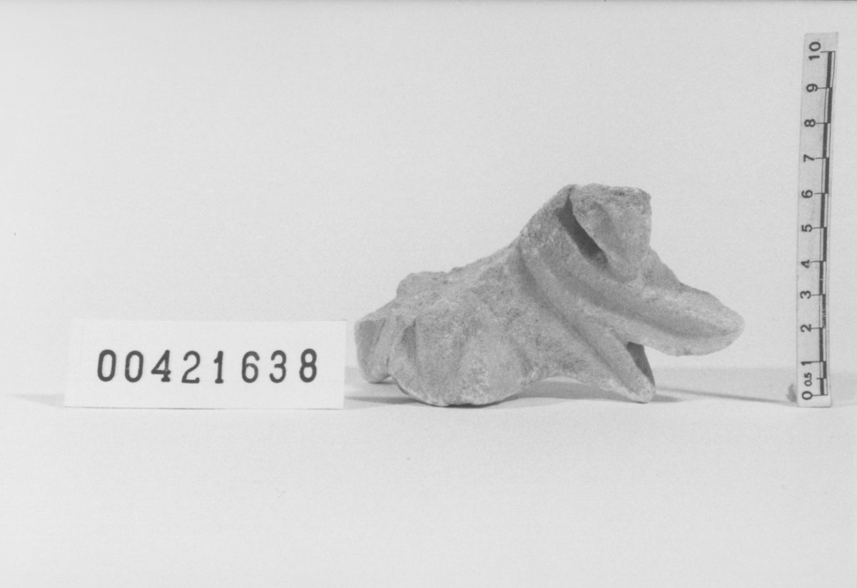 Capitello/ frammento (Seconda metÍ II d.C, III d.C, IV d.C)