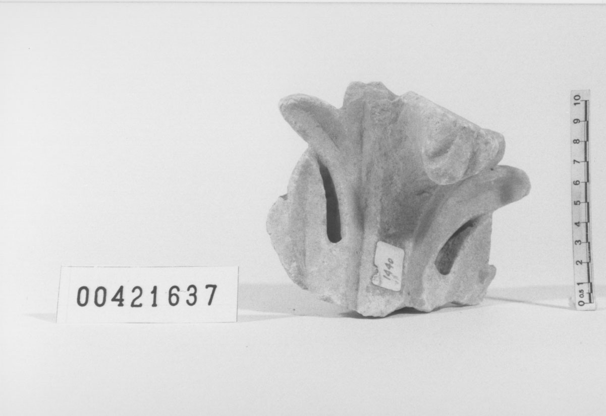 Capitello/ frammento (Seconda metÍ II d.C, III d.C, IV d.C)