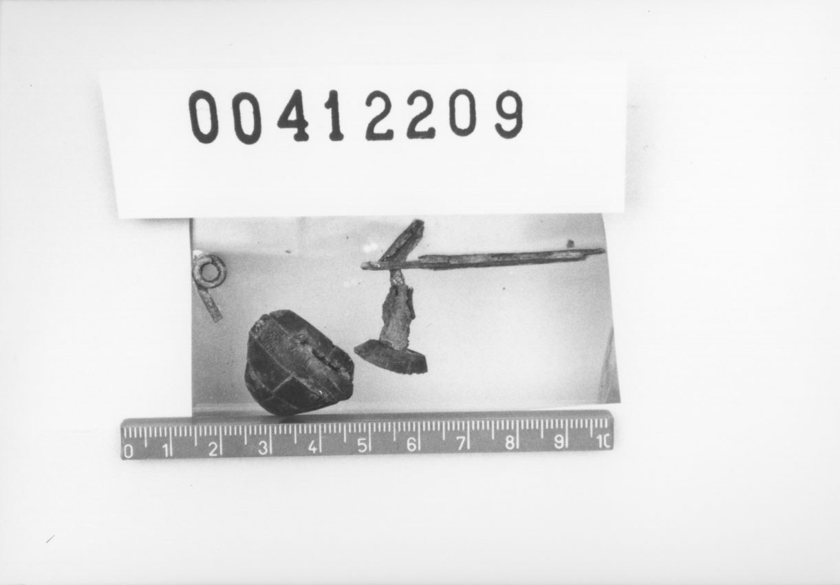 Fibula a sanguisuga con dischi d'ambra/ frammenti (Primo quarto VII a.C)