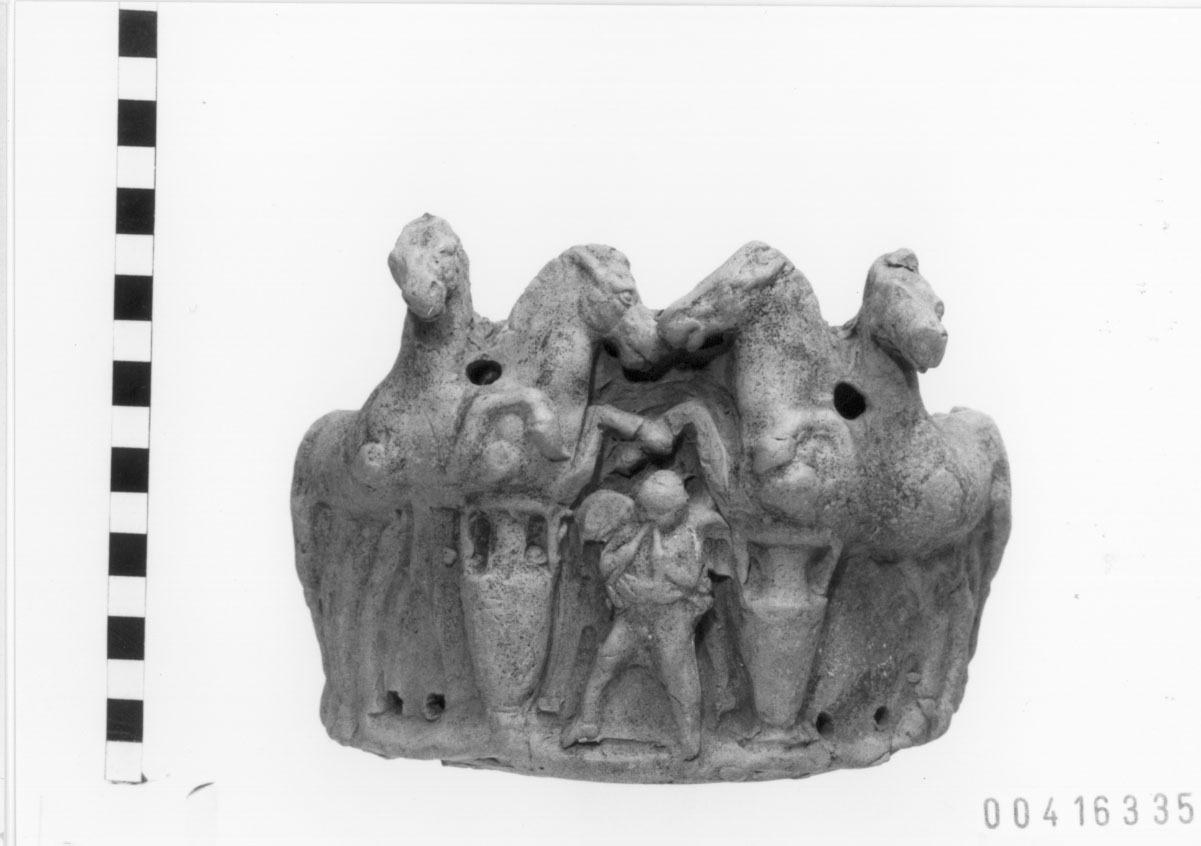 Mitologia greco-romana: Erote; cavalli; anfore (Rivestimento di cista) (Fine, Inizio IV a.C, III a.C)