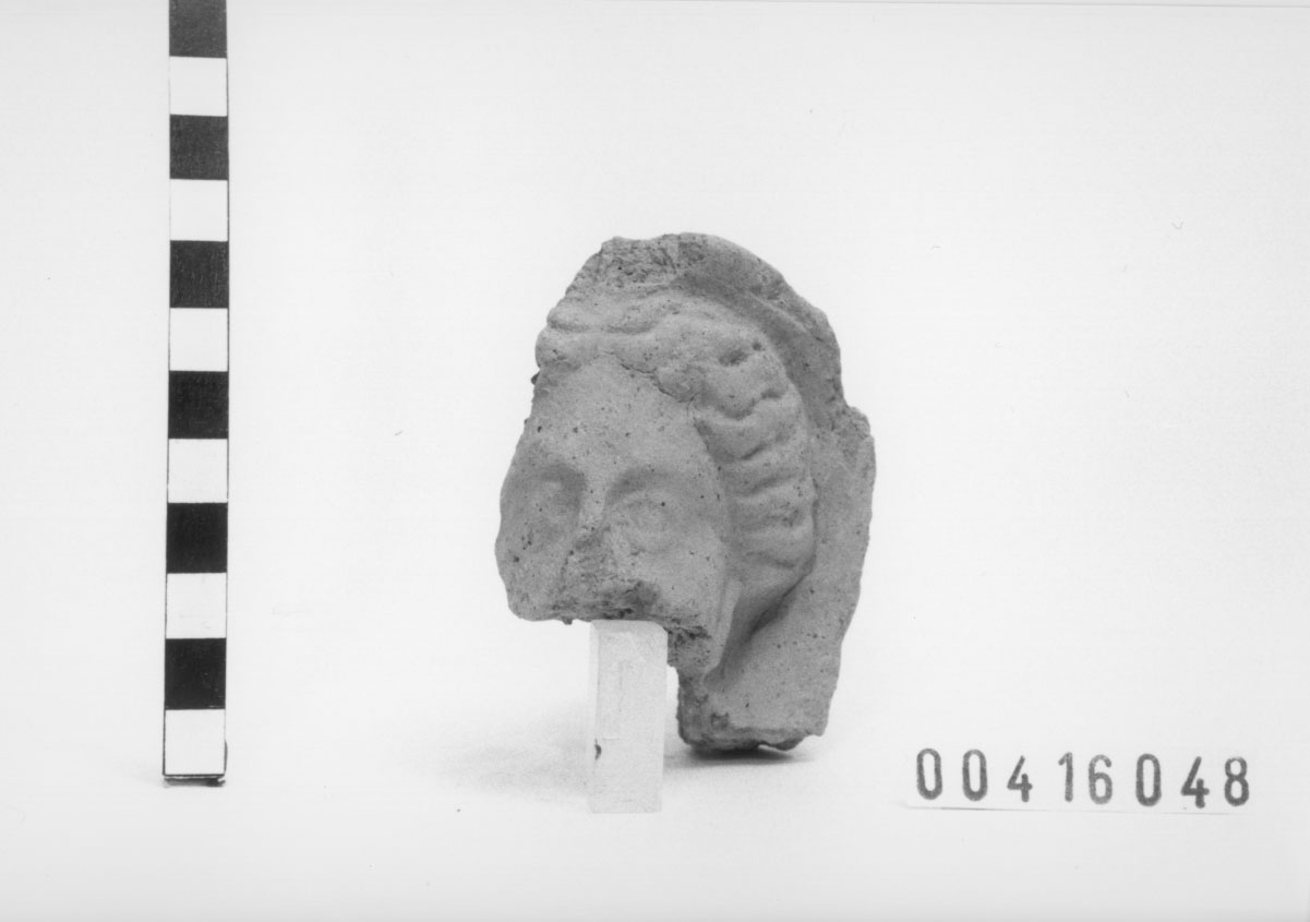Figura femminile (Testa votiva/ frammento) (III a.C, II a.C)