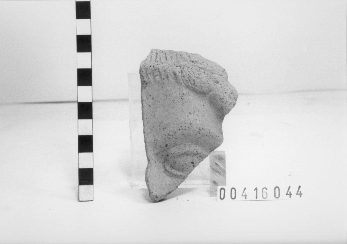 Figura maschile (Mezza testa votiva/ frammento) (III a.C, II a.C)