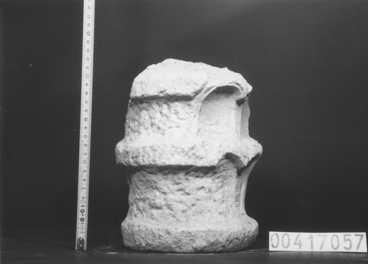 Cippo funerario a pigna/ frammento (Fine, Primo quarto III a.C, II a.C)