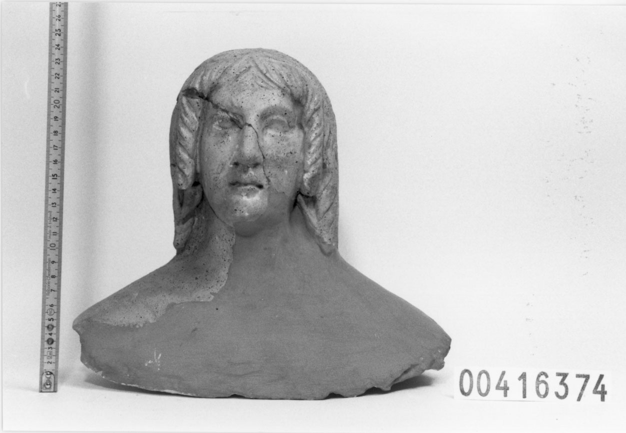 Figura femminile (Statua/ frammento) (II a.C)