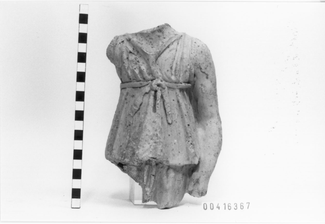 Figura femminile (Lastra di rivestimento/ frammento) (III a.C, II a.C)