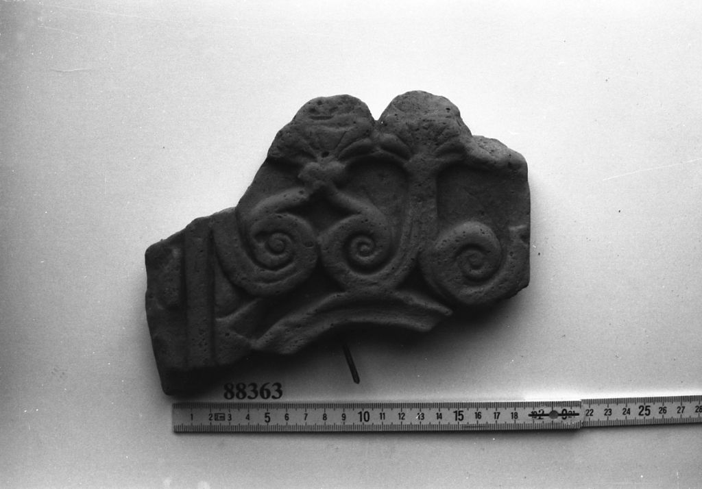 tegola/ frammento, tegola di gronda con lastra decorata (prima metÍ sec. I d.C)