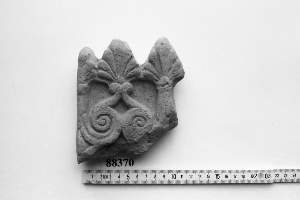 tegola/ frammento, tegola di gronda con lastra decorata (prima metÍ sec. I d.C)