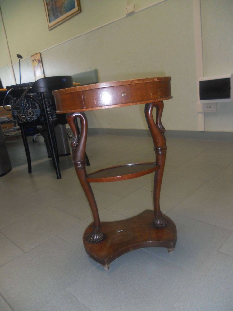 tavolino - ambito italiano (primo quarto sec. XX)