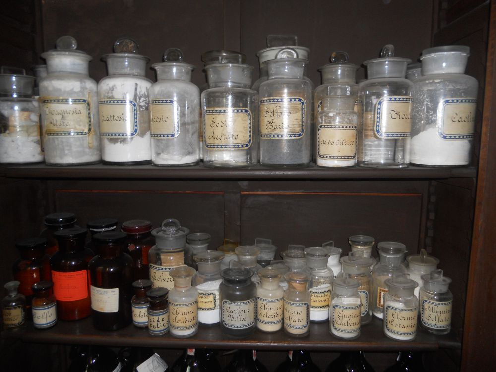 vaso da farmacia, serie - ambito italiano (sec. XIX)