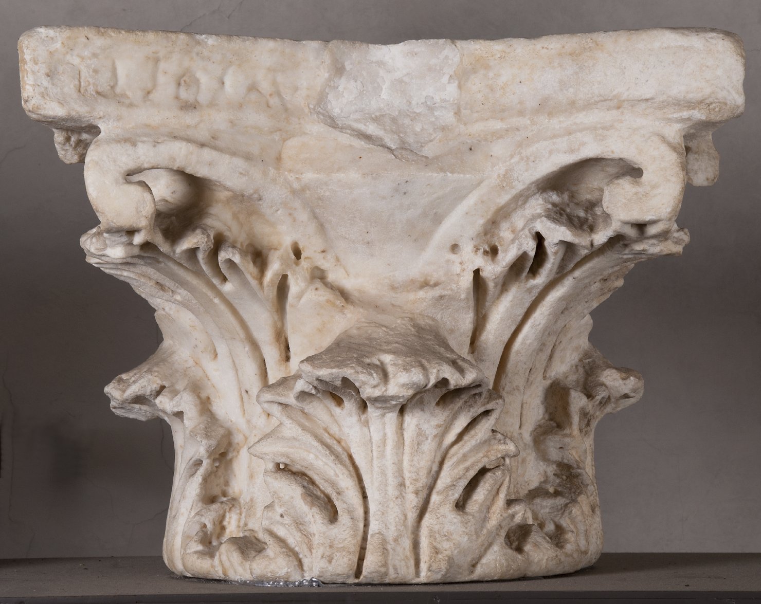 capitello corinzio - bottega pisana (sec. XII)