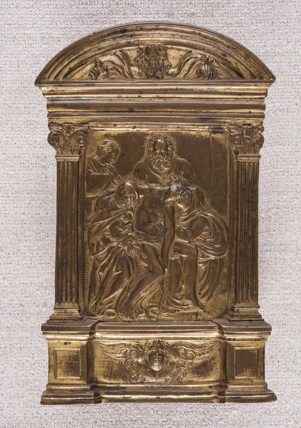 deposizione (pace - a tavoletta, architettonica, opera isolata) - bottega romana (seconda metà sec. XVI)