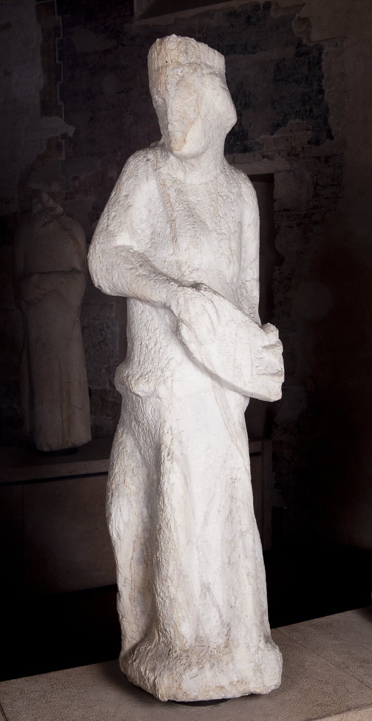 figura femminile con copricapo e cartiglio (scultura) di Giovanni Pisano (bottega) (seconda metà sec. XIII)