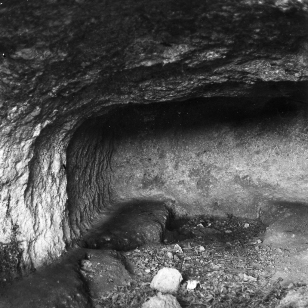 P. Stanziale t.1 (tomba a 'semidado') - Sorano (GR)  (III - II sec.a.C)