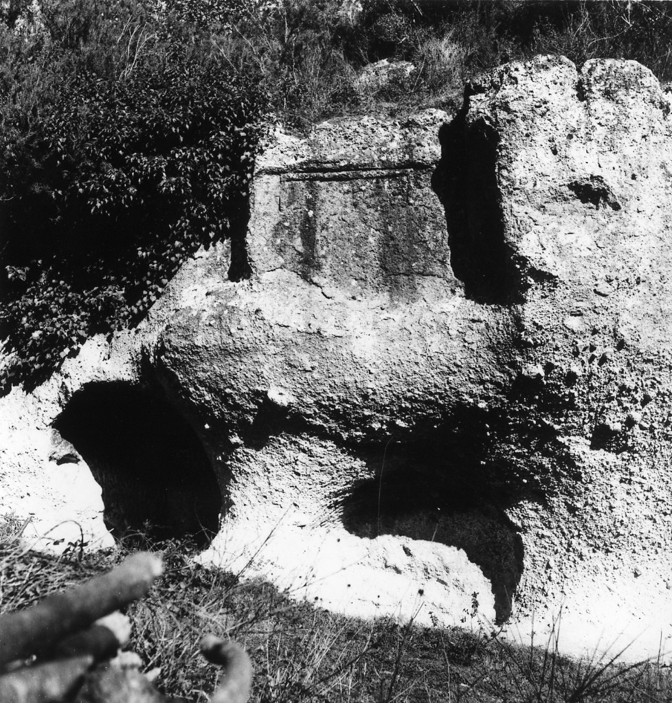 P. Stanziale t.4 (tomba a 'falso dado') - Sorano (GR)  (II sec. a.C)