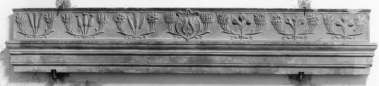 stemma gentilizio della famiglia Pazzi (architrave) - ambito fiorentino (secc. XV/ XVI)