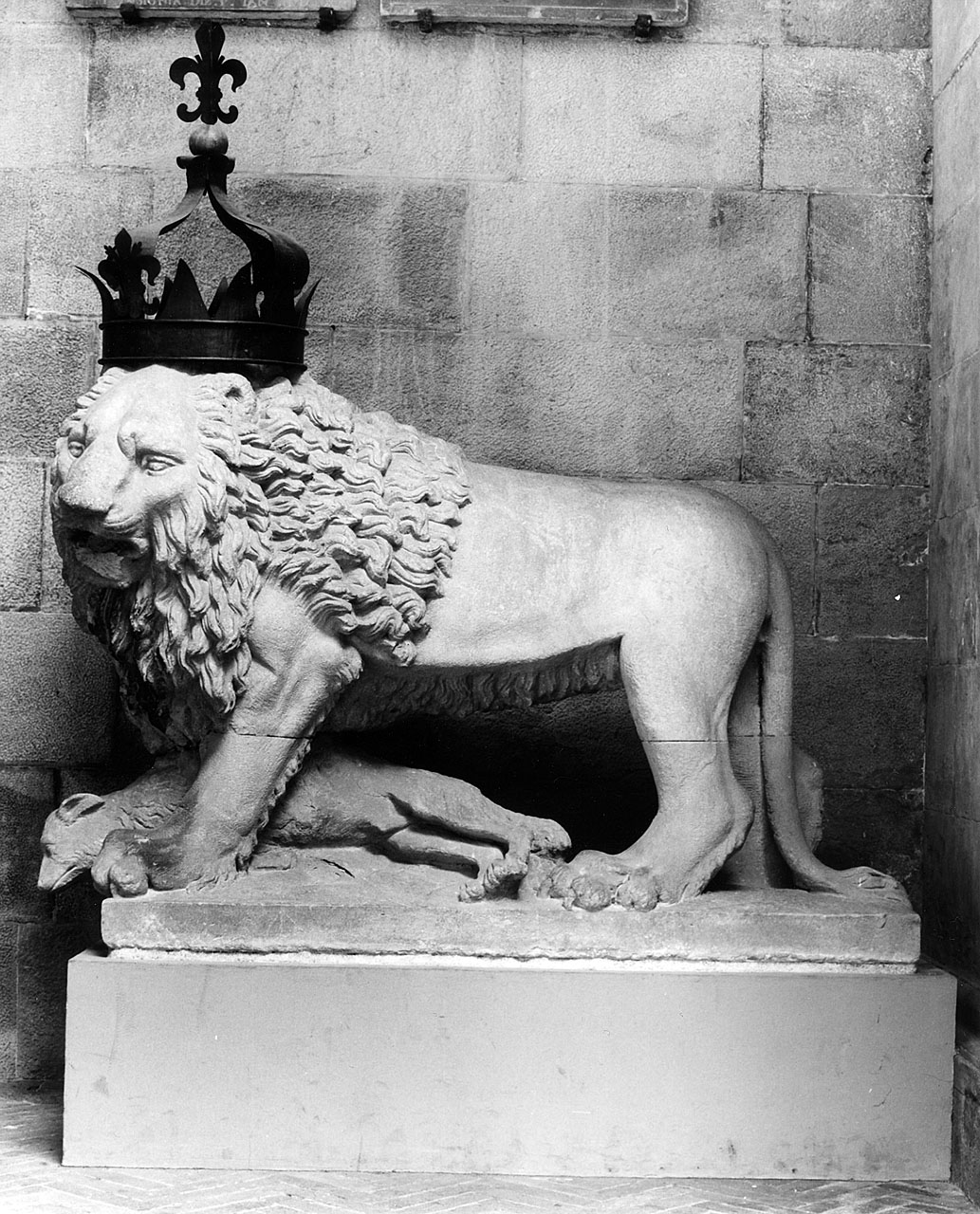 leone con lupo morto tra le zampe (scultura) - ambito fiorentino (secondo quarto sec. XIV)