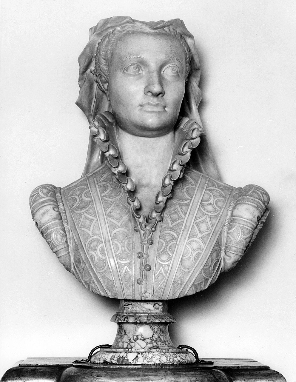 ritratto di Virginia Pucci (scultura - busto) di Poggini Domenico (attribuito) (sec. XVI)