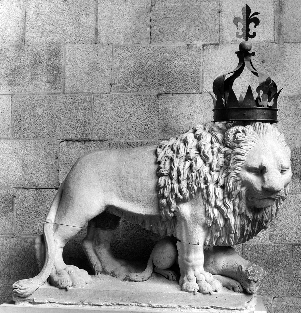 leone con lupo vivo tra le zampe (scultura) - ambito fiorentino (secondo quarto sec. XIV)