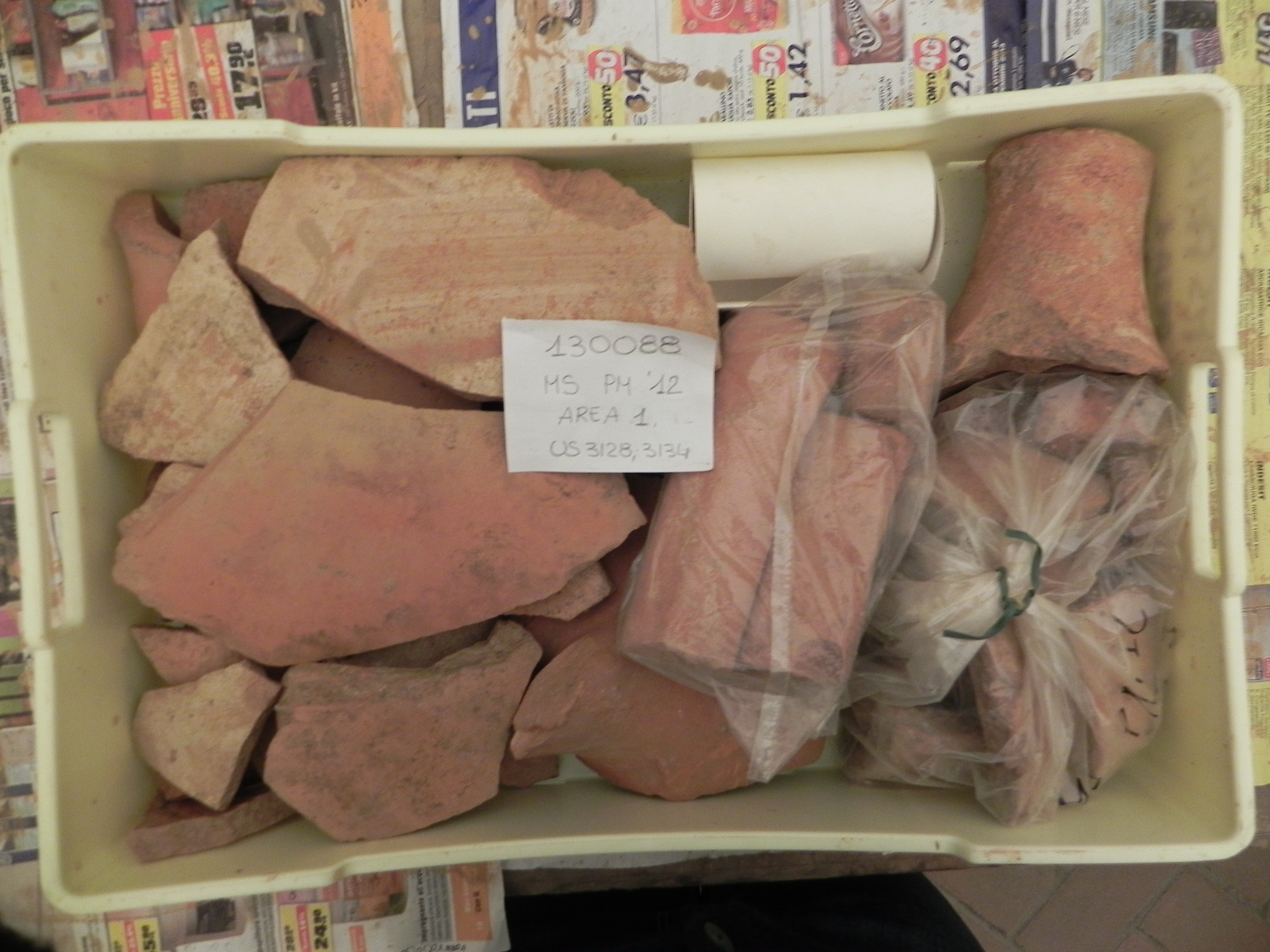 materiale proveniente da Unità Stratigrafica/ cassetta (materiale edilizio/ceramica/vetro) (Età romana/indeterminata)