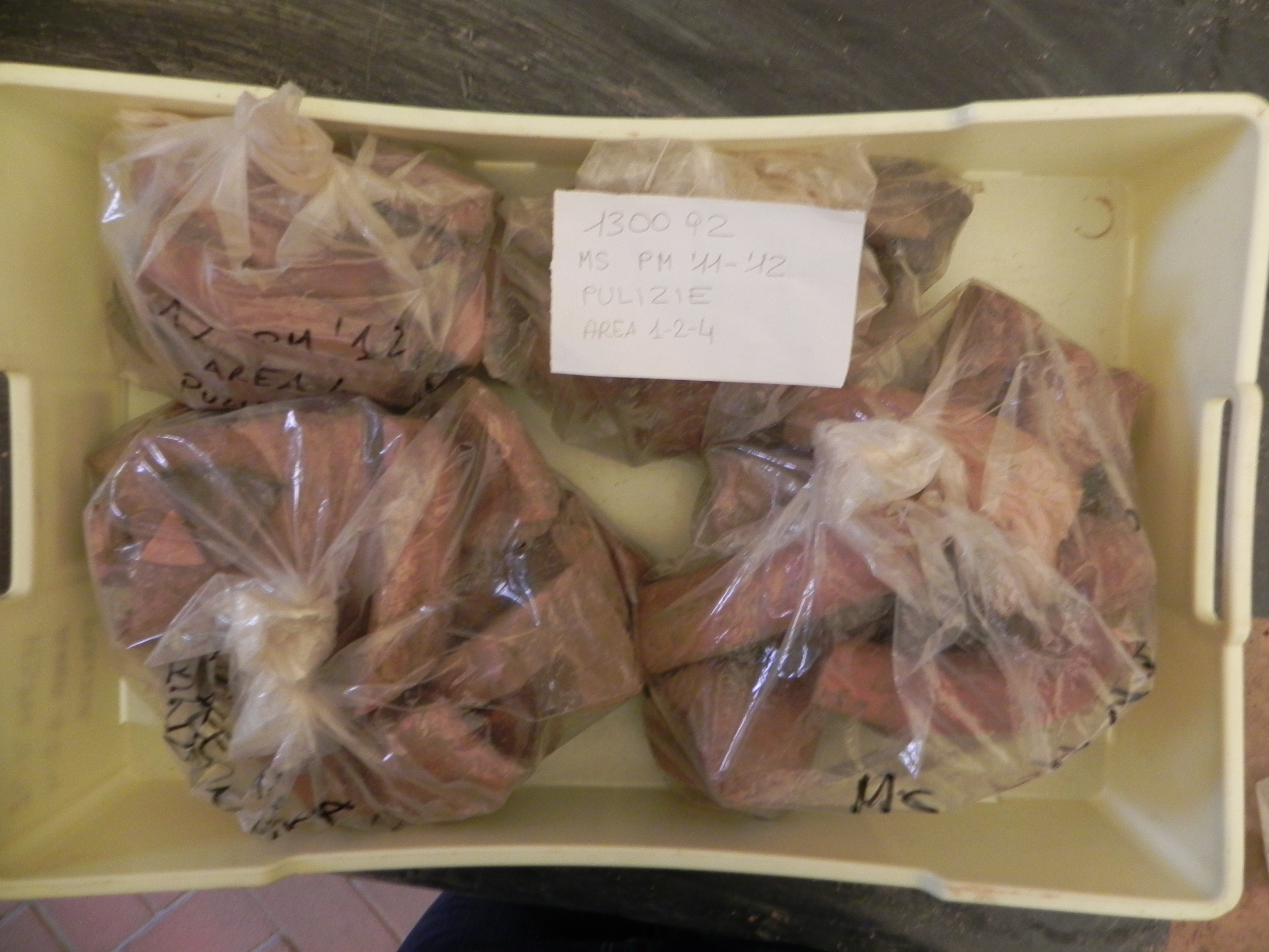 materiale proveniente da Unità Stratigrafica/ cassetta (materiale edilizio/ceramica/ossi/pietra/metallo) (epoca ellenistica/romana/moderna/indeterminata)