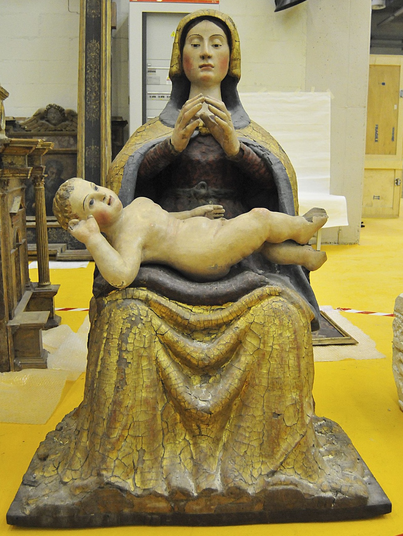 Madonna col Bambino in grembo (scultura lignea, opera isolata) - bottega Italia centrale (XVI)