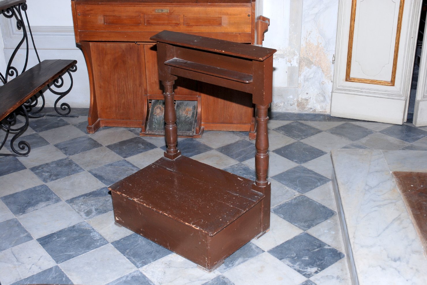 inginocchiatoio, opera isolata - bottega toscana (terzo quarto sec. XVIII)