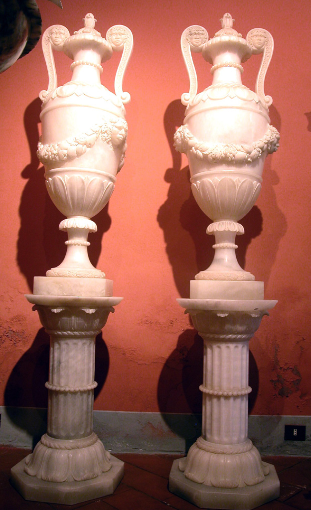 Coppia di vasi su colonne (vaso, coppia) - bottega volterrana (secc. XVIII/ XX)