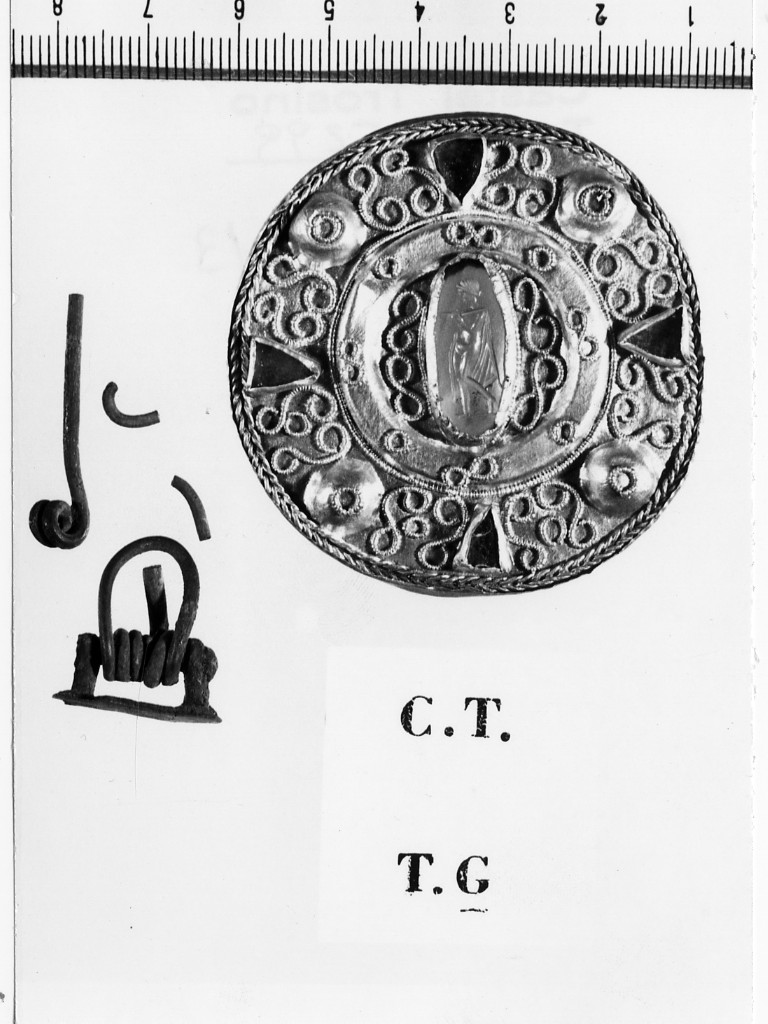 fibula circolare - deposizione longobarda (prima metà sec. VII d.C)