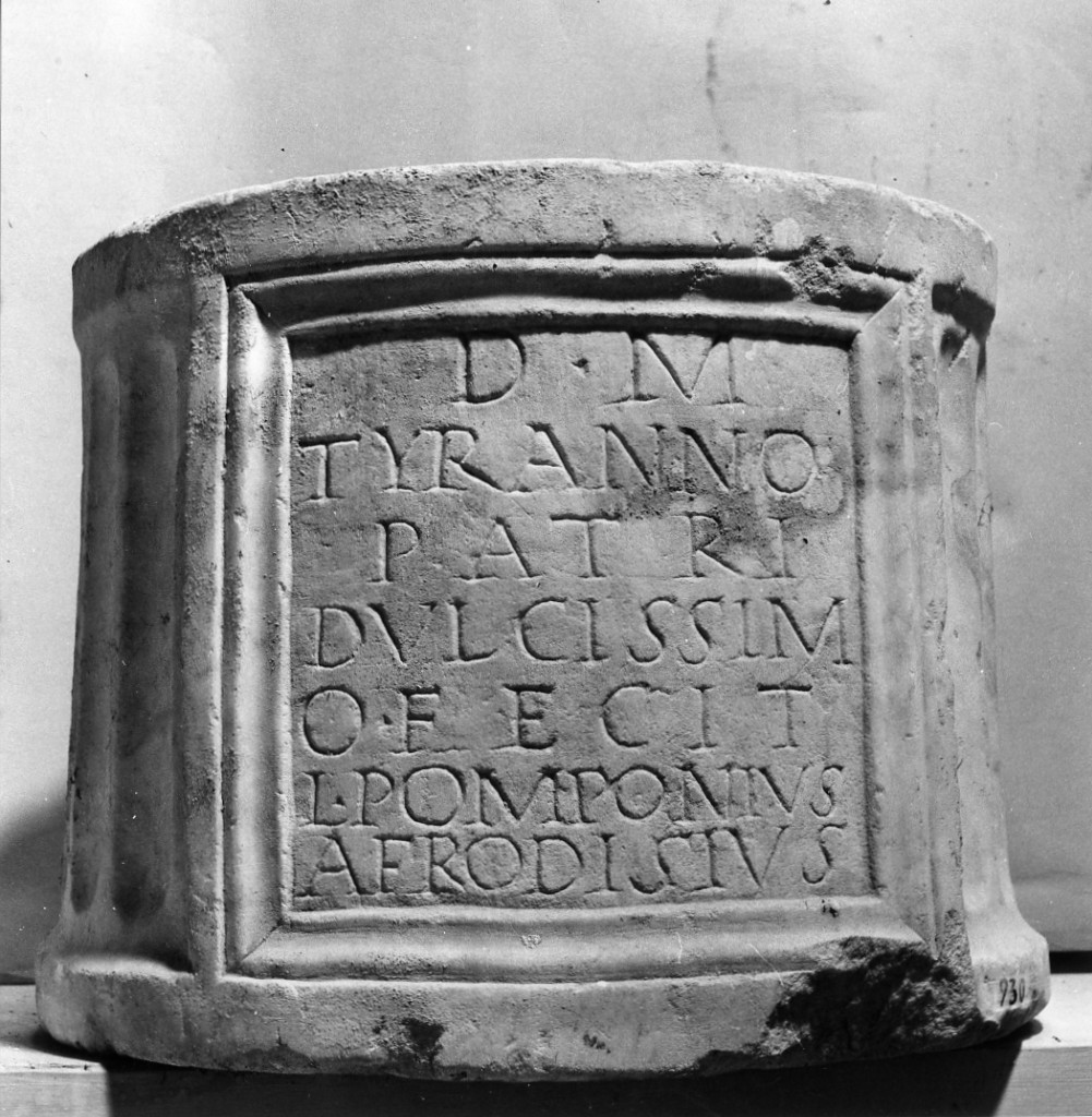 urna, Tyrannus pater (sec. II d.C)