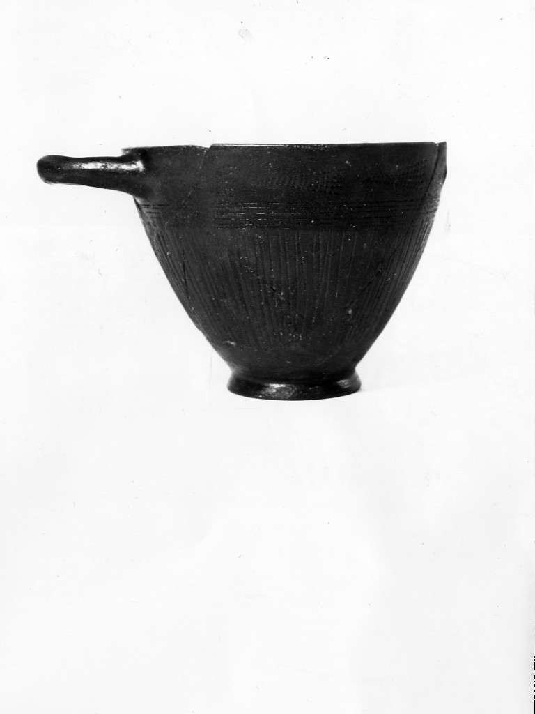 kotyle - periodo romano-laziale IV B (ultimo quarto non determinabile sec. VII a.C)