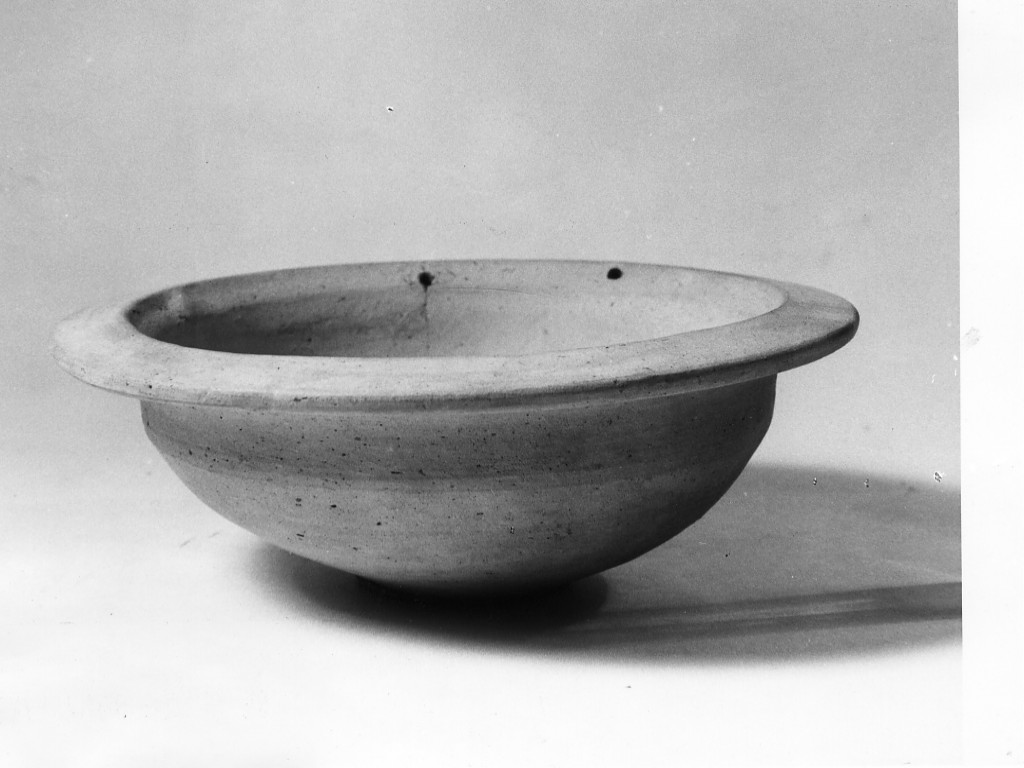 ciotola - periodo romano-laziale IV B (ultimo quarto non determinabile sec. VII a.C)