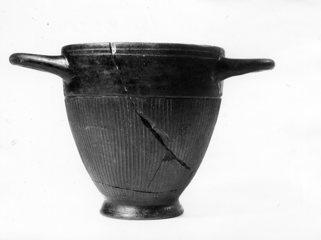 kotyle - periodo romano-laziale IV B (ultimo quarto non determinabile sec. VII a.C)