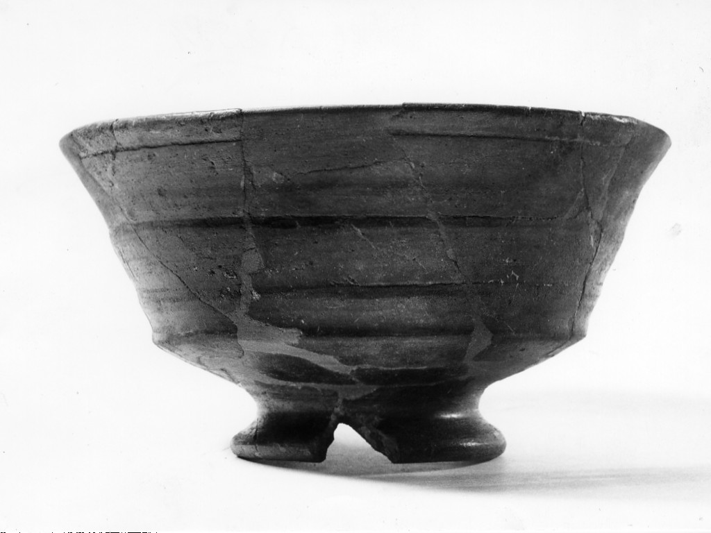 calice - periodo romano-laziale IV B (ultimo quarto non determinabile sec. VII a.C)