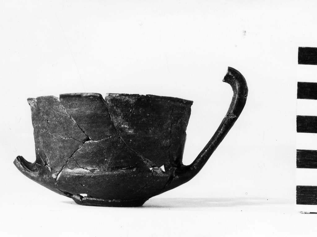 kantharos - periodo romano-laziale IV B (ultimo quarto non determinabile sec. VII a.C)