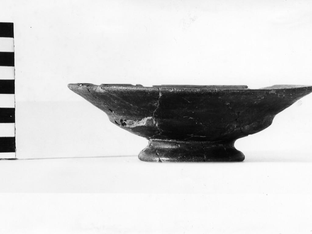 piatto - periodo romano-laziale IV B (ultimo quarto non determinabile sec. VII a.C)