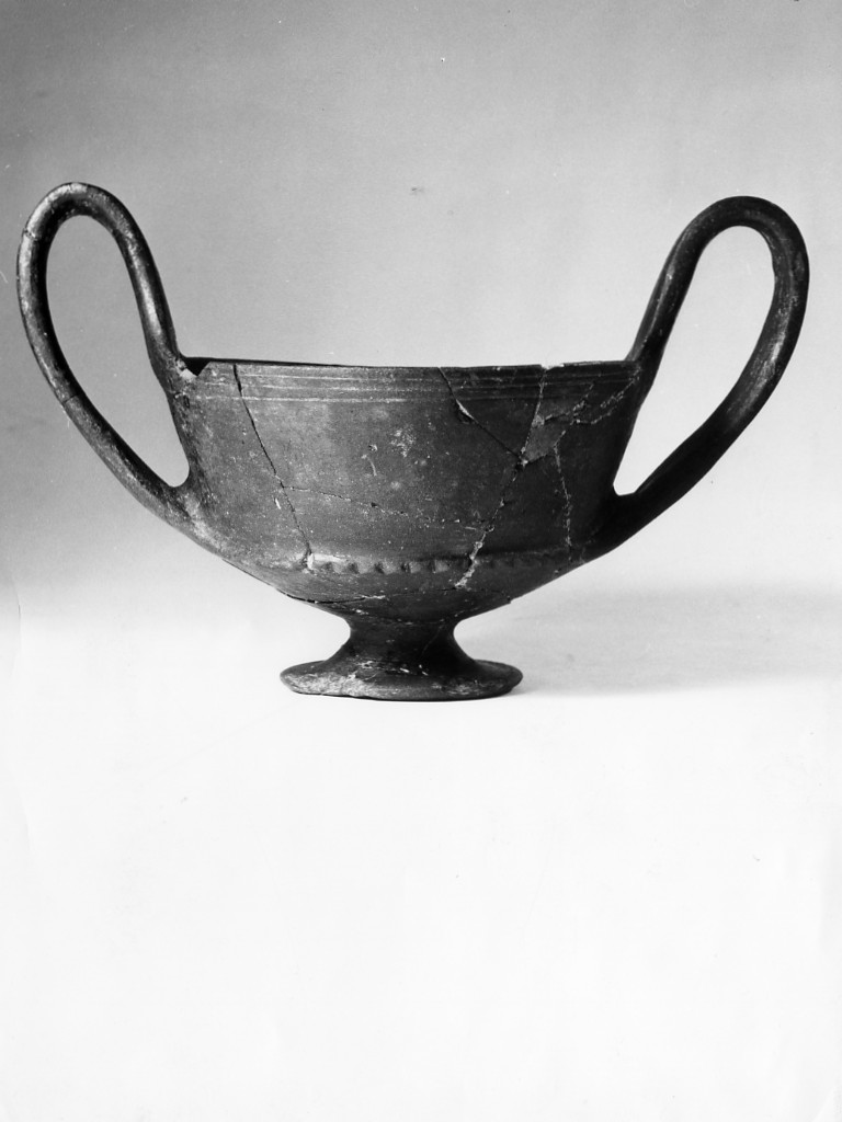kantharos - periodo romano-laziale IV B (ultimo quarto non determinabile sec. VII a.C)