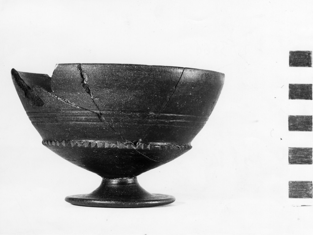 calice - periodo romano-laziale IV B (ultimo quarto non determinabile sec. VII a.C)