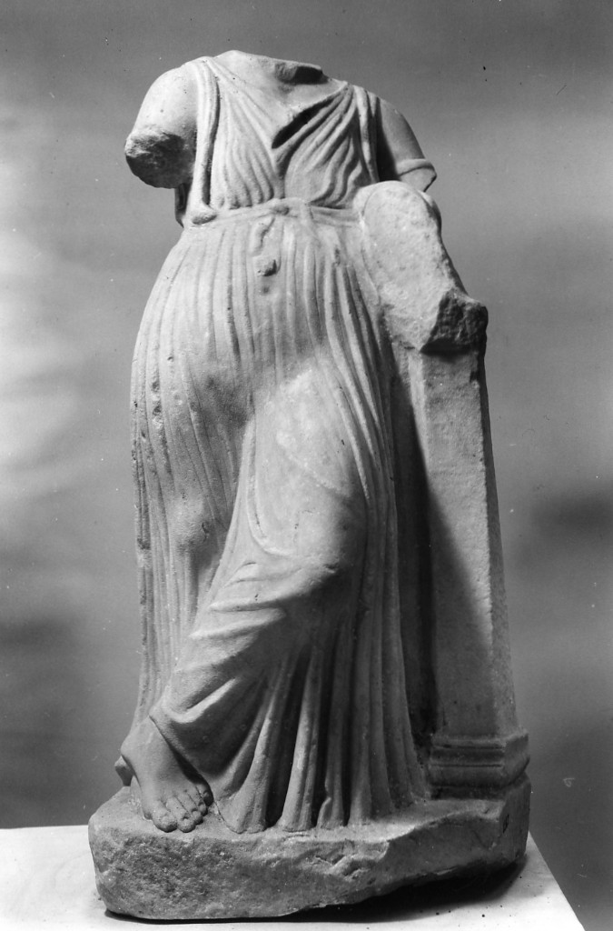 statua femminile (non determinabile)