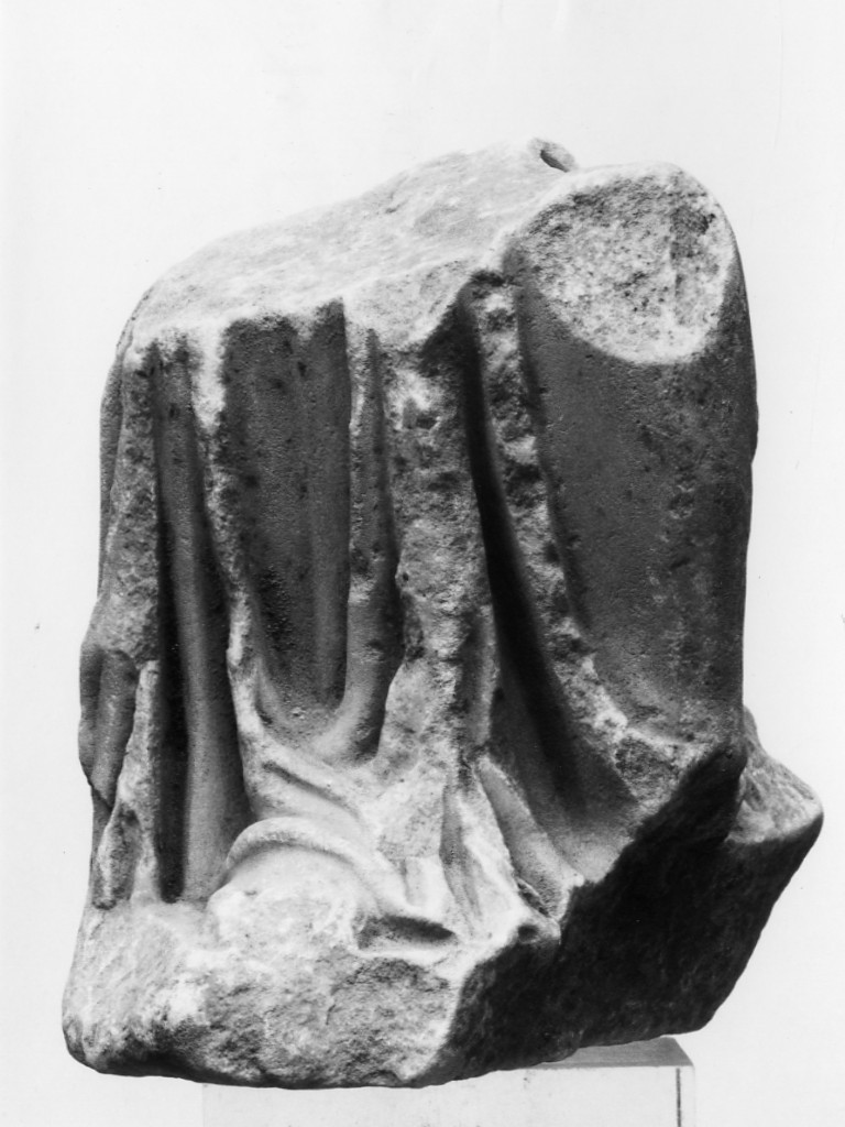 statuetta femminile (non determinabile)