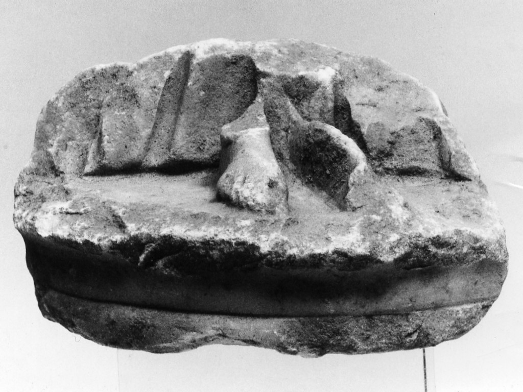 statua femminile (non determinabile)