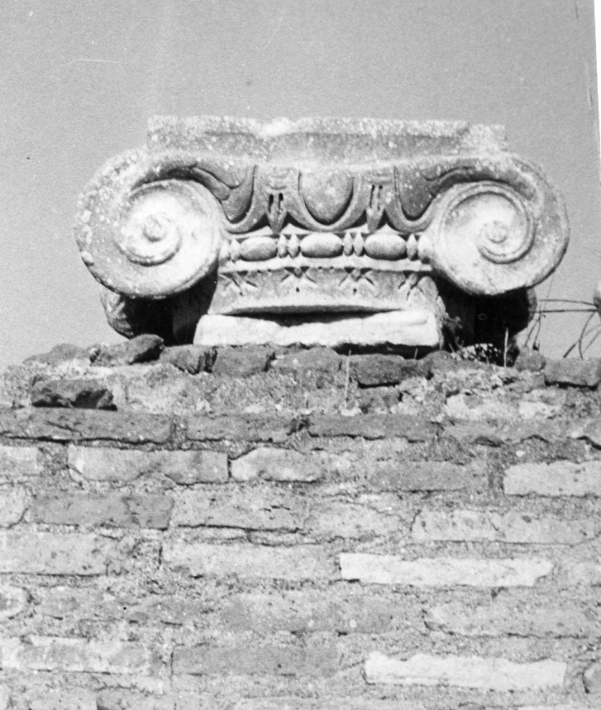 capitello ionico (inizio sec. IV d.C)