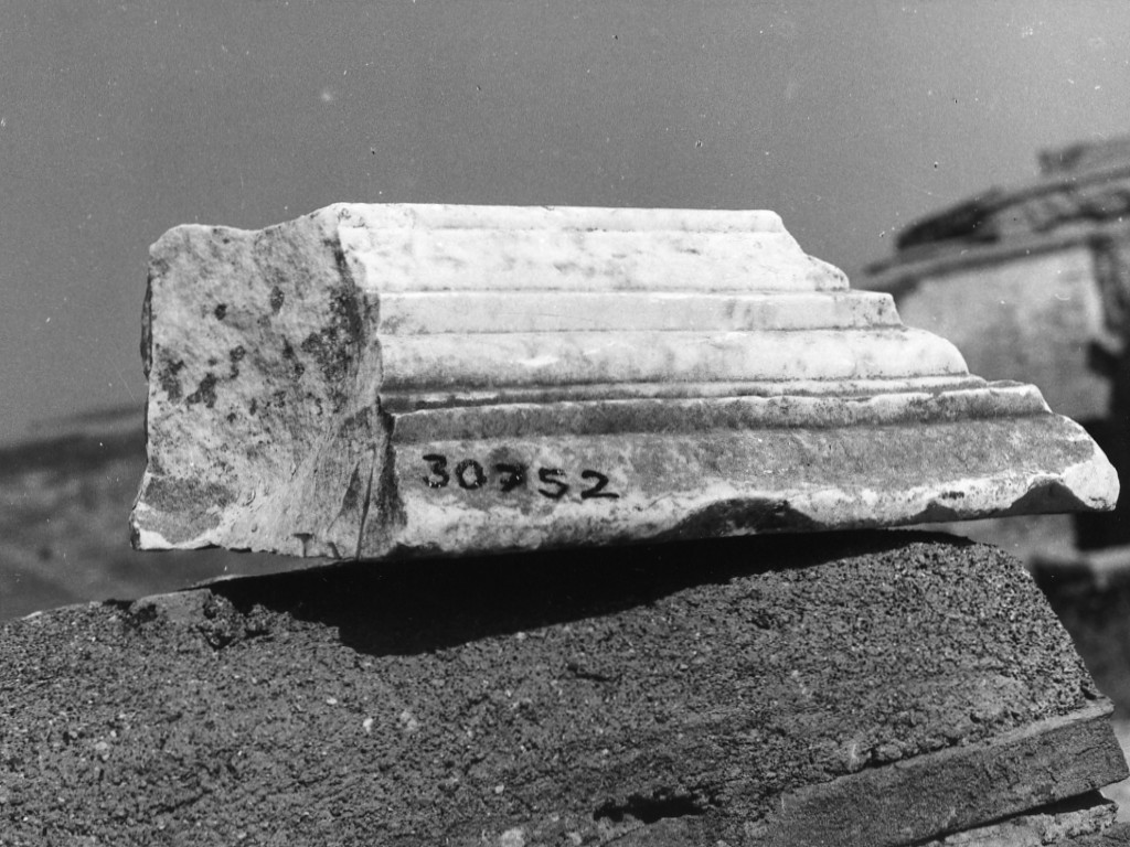 cornice angolare (secondo quarto sec. III d.C)