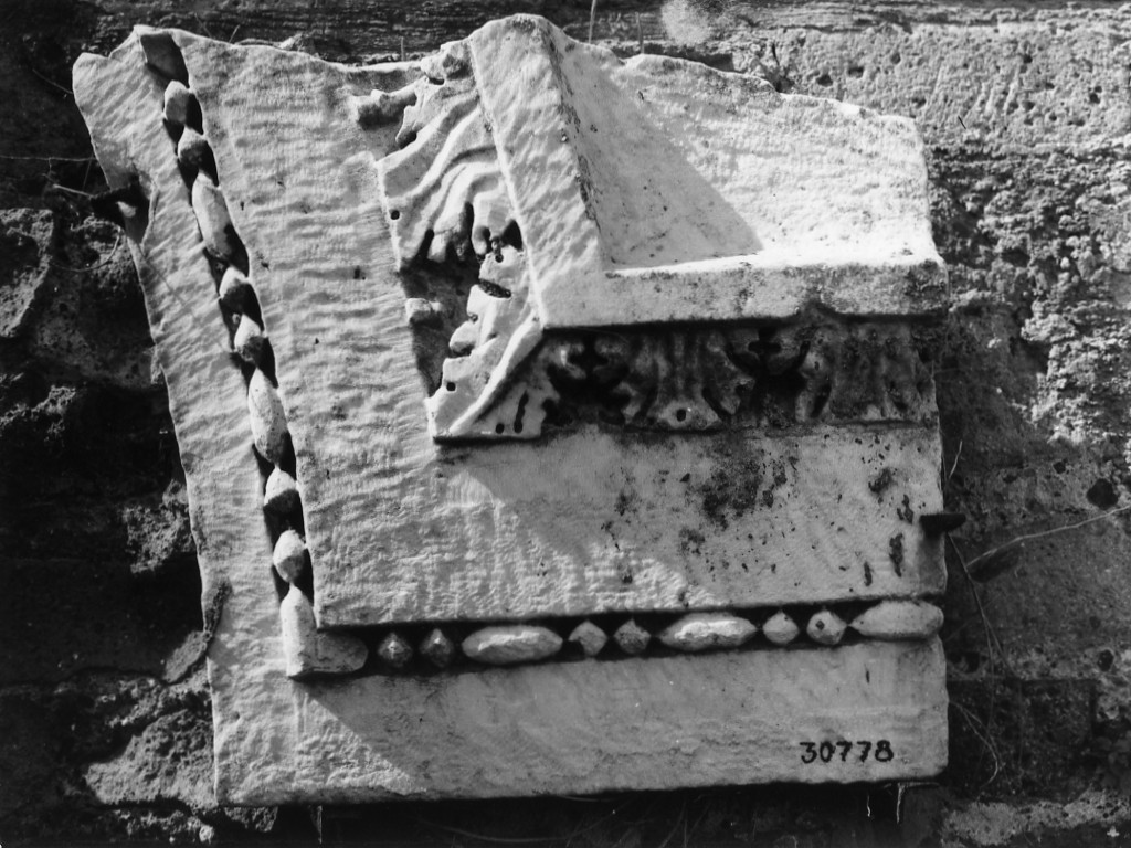 architrave (prima metà sec. III d.C)