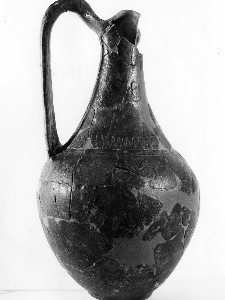 oinochoe a bocca trilobata (seconda metà sec. IV a.C)