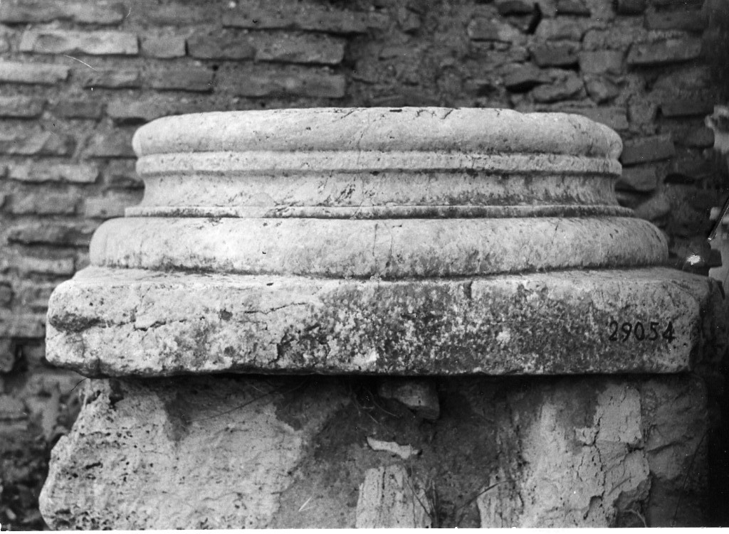 base di colonna (secc. II d.C.-III d.C)
