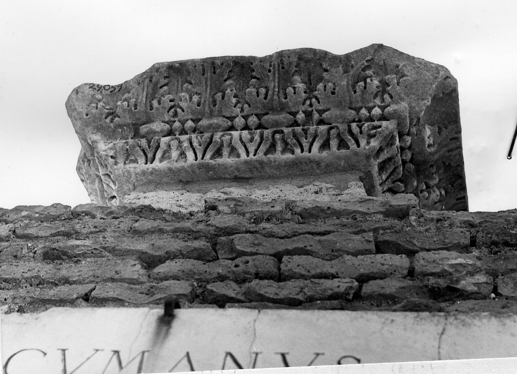 cornice angolare (non determinabile)