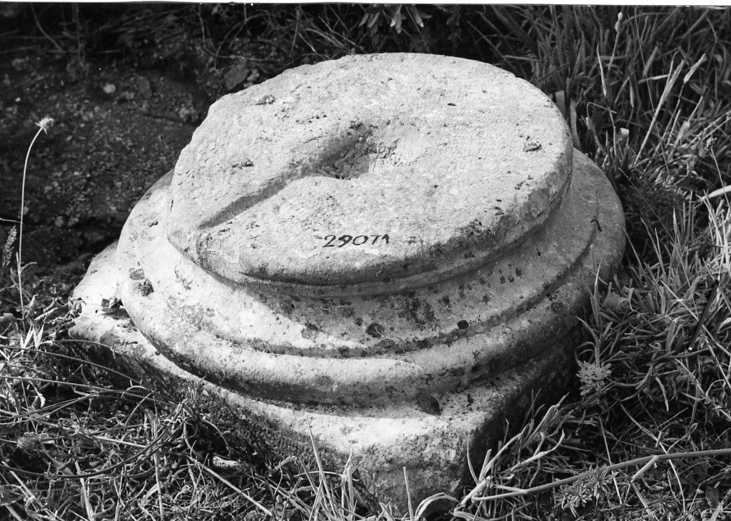 base di colonna (secc. II d.C.-III d.C)