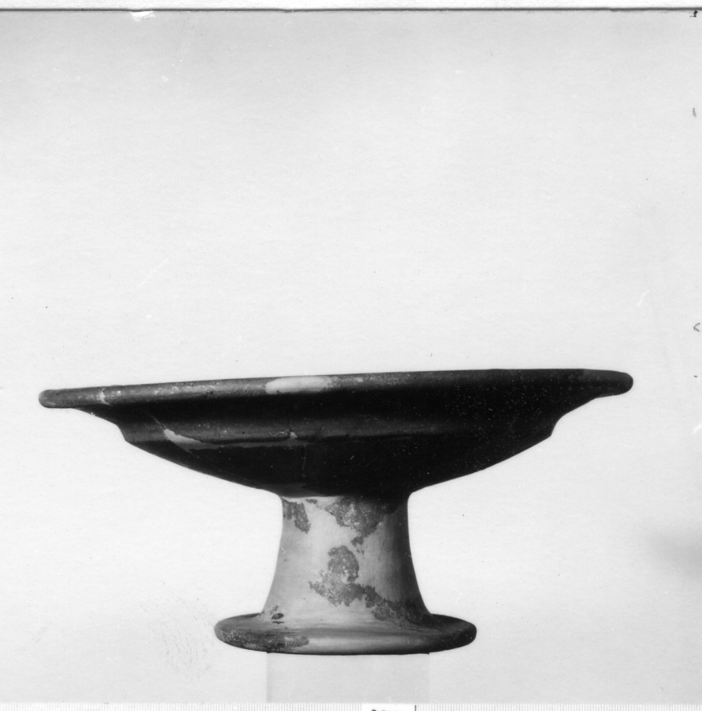 piatto (prima metà sec. VII a.C)