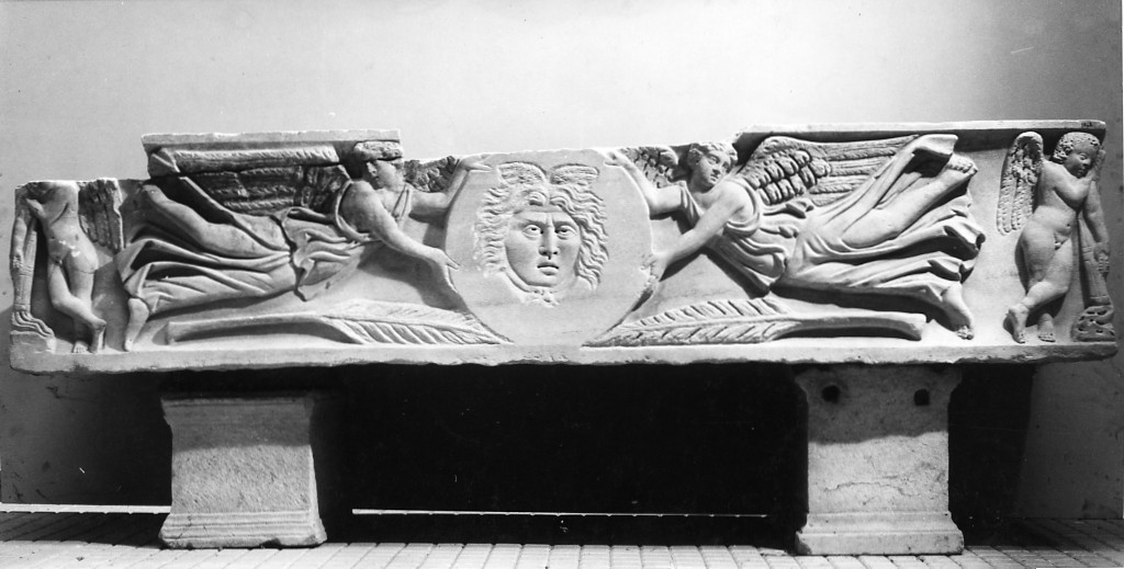 sarcofago (fine/ inizio secc. II d.C.-III d.C)